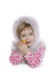 粉红色毛皮大衣小女孩肖像喜悦兜帽金发婴儿外套眼睛女孩帽子鸭子蓝色图片
