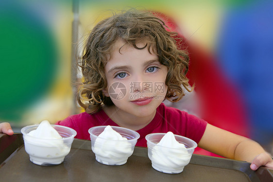 可爱的小女孩拿着三个冰淇淋女性饮食孩子们营养孩子手势童年食物托盘教育图片