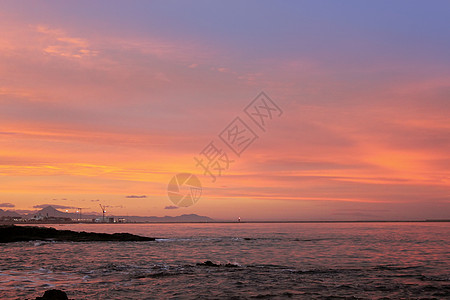 德尼亚阿利坎特海滩的蓝色和红色日落图片