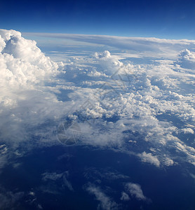 从航空飞机上看到蓝色空中云层阳光季节地平线晴天天气天堂云景环境水分天空图片