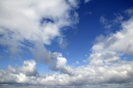 蓝蓝色完美夏夜的天空白云蓝色天堂气候天蓝色墙纸环境水分季节天气地平线图片
