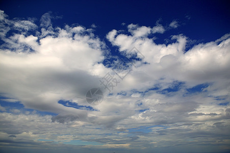 蓝色简单自然背景中的天空天堂阳光晴天云景天气季节墙纸环境地平线天蓝色图片