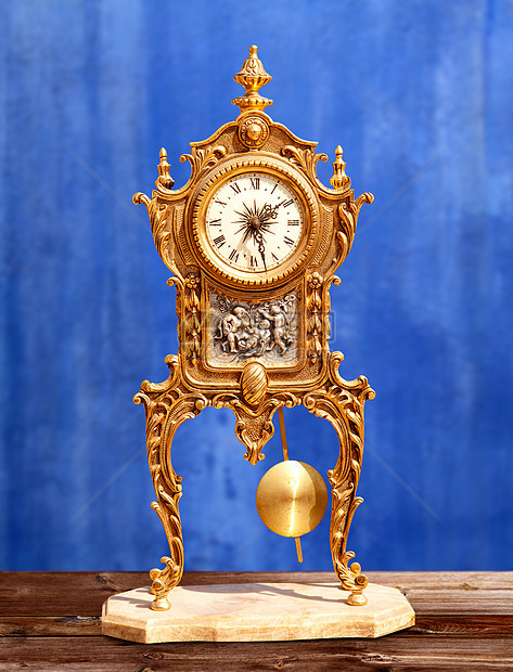 古老的金铜钟钟表奢华拨号古董玻璃家具金子金属重量小时蓝色图片