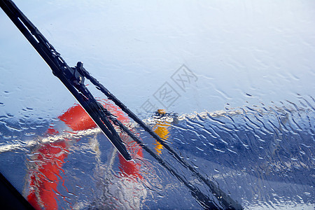 小船完美的雨水飞溅水器汽艇闲暇钓鱼水晶救生圈速度旅行天空运输图片