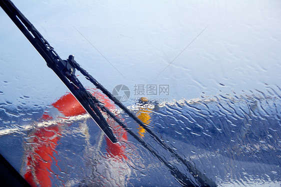 小船完美的雨水飞溅水器汽艇闲暇钓鱼水晶救生圈速度旅行天空运输图片