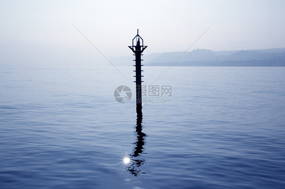 地中海蓝色海洋反射中的后光灯灯环境背光信号天气海浪生态导航地平线海滩灯塔图片