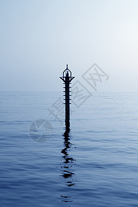 地中海蓝色海洋反射中的后光灯灯旅行液体信号灯塔天气背光海浪生态导航海滩图片