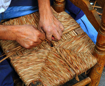 传统西班牙人用手工艺师的手工作用的椅子图片