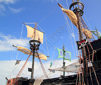 蓝天上悬挂帆船杆的海盗渔船图片