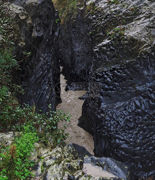 意大利西西里阿尔坎塔拉河峡谷火山塔拉流动下雨绿色灌木丛植被山沟地质学石头图片
