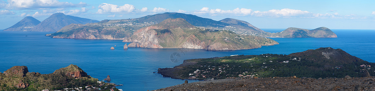 从意大利西西里岛武尔卡诺岛看到的伊奥利亚群岛顶峰蓝色高度岩石全景火山风神石头群岛海岸线图片