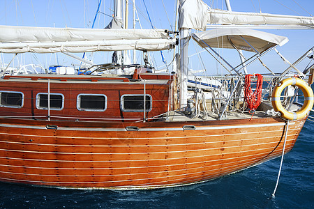 蓝色海上美丽的木帆船古董码头支撑青色旅游海洋血管水手游艇港口图片