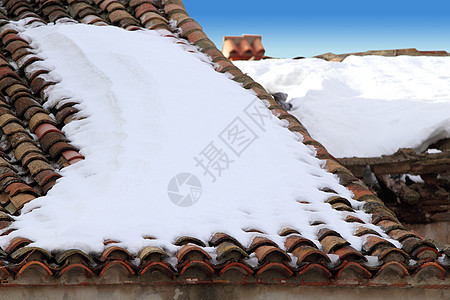 年老的泥土屋顶瓷砖在冬季雪下下下雪框架村庄建筑石头建筑学黏土城市房子滑雪财产图片