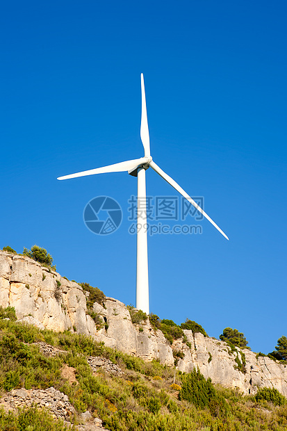 岩石山中的风车和风车公园国家活力天空翅膀气氛力量电机白色绿色图片