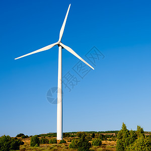 阳光明媚的蓝色天空中的风车白色电机翅膀环境技术国家生态绿色涡轮旋转图片