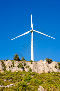 岩石山中的风车和风车蓝色绿色天空白色翅膀力量技术活力螺旋桨气氛图片
