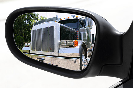 驾驶镜像的车后影车压倒大卡车反射土地运输货物汽车卡车白色货车镜子旅行图片