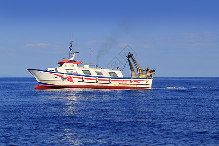 在海上地中海沿岸作业的拖网渔船血管衬垫木头海岸电缆渔夫工作海鲜绳索海洋图片