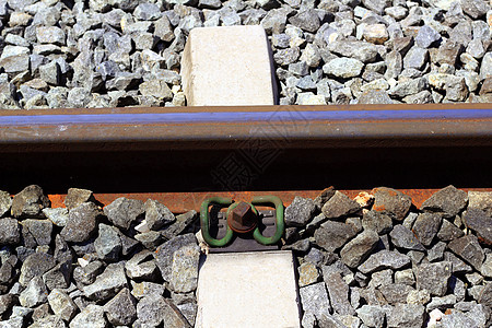 铁生锈的火车铁路细节在黑暗的石头碎石危险过境金属车道穿越运输棕色技术岩石图片