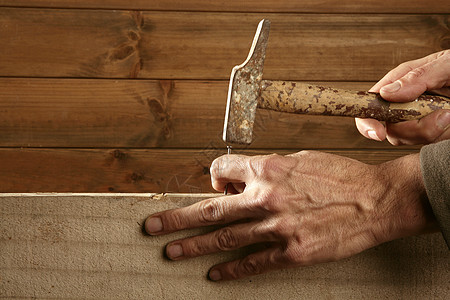 木头和铁钉的木匠手图片