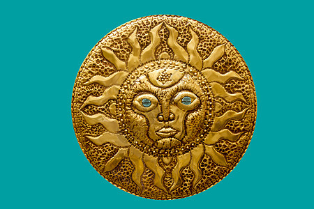 来自地中海的金色太阳手工艺品 孤立于地中海天气古董金子装饰品晴天射线风格雕刻太阳圆圈图片
