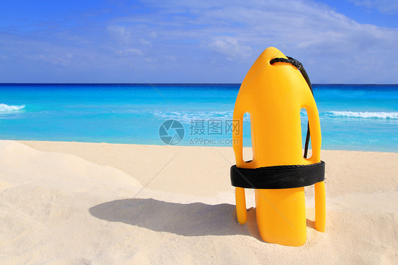热带海滩上的Baywatch救援浮标黄色图片