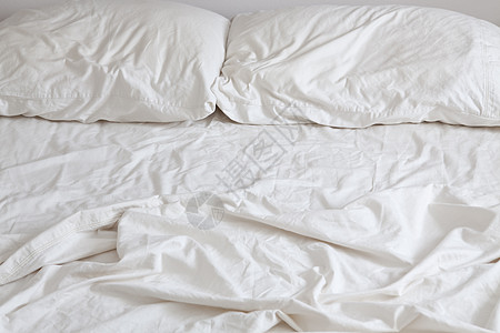 空床铺枕头家具卧室衣冠亚麻床单织物水平白色纺织品图片