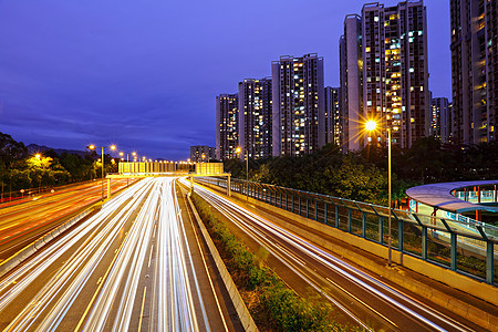 夜间在高速公路上交通高楼灯泡公司带子经济商业黑暗摩天大楼建筑物银行图片