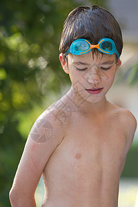 儿童在水中游戏环境男生蓝色童年眼睛喜悦飞沫孩子假期风镜图片