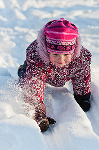 婴儿在雪上爬行图片