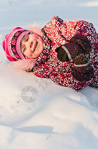 婴儿躺在雪上 笑着图片