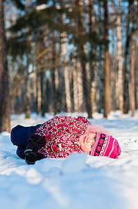 婴儿躺在木头的雪上图片