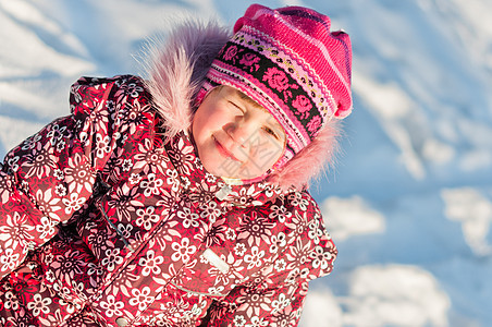 婴儿坐在雪地肖像上图片