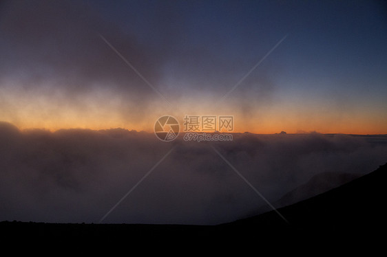 日出橙子多云地平线早起图片