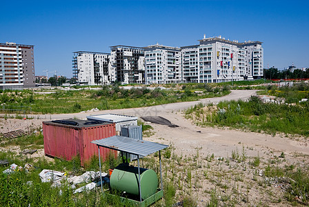 新建造新建筑蓝色天空阳光建筑学住宅结构工地公寓水平绿色图片