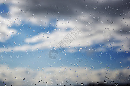 窗口上的雨滴蓝色窗户液体效果天空反思灰色珠子质感水滴图片