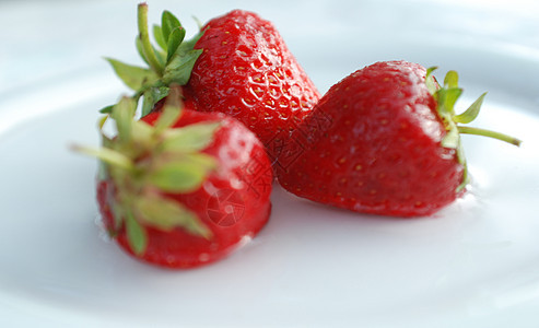 草莓红色宏观甜点绿色叶子白色甜食水果浆果食物图片
