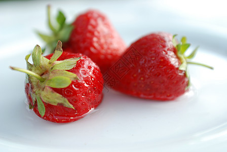 草莓甜点叶子白色宏观浆果食物水果绿色甜食红色图片