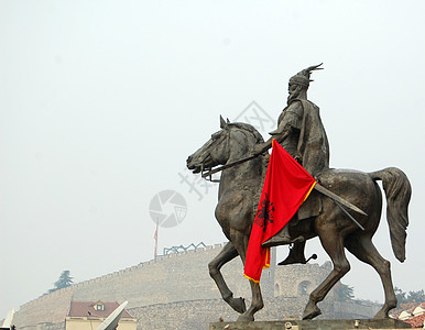 Skopje macedonia 的斯肯德贝格巨石旗帜黑色国家横幅纪念碑纺织品国籍军旗发丝红色图片