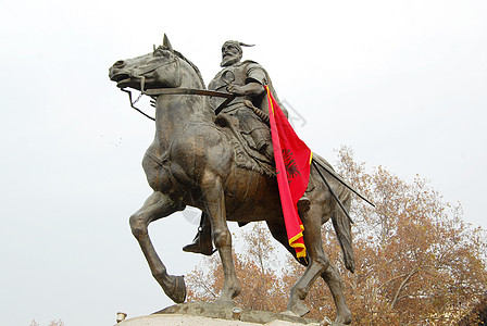 skopje 的斯肯德贝格纪念碑国家军旗石头纺织品风化砂浆岩石发丝国籍旗帜图片