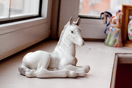 玩具白陶瓷马匹背景图片