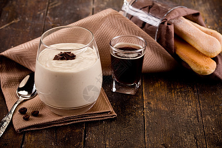分解的蒂拉米苏巧克力奶油谷物饼干豆子桌子玻璃筹码可可甜点图片