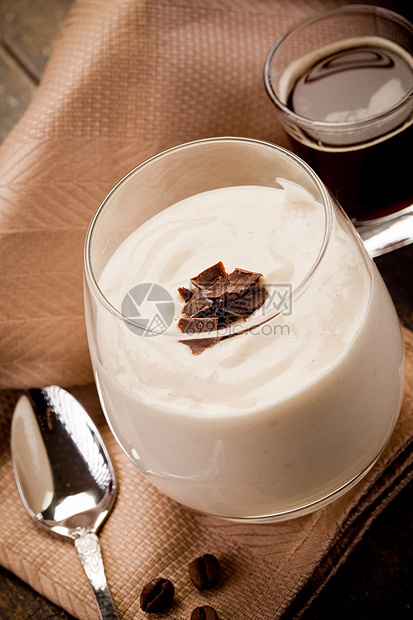 分解的蒂拉米苏玻璃甜点蛋糕勺子饼干咖啡桌布巧克力可可豆子图片