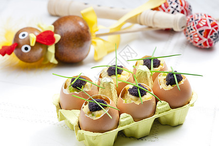 复活节的生命还有炒鸡蛋 子和黑鱼子酱彩绘营养韭菜静物食物蛋盒盘子蛋壳美食图片