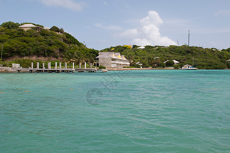 安提瓜长湾海岸线远景海滩港口天空房屋植物群建筑学热带海景图片