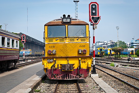 离开火车站的旧柴油列车运动民众橙子隧道力量火车旅行机车天空铁路图片