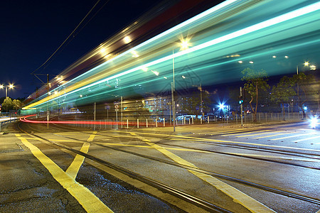 轻型铁路 一种夜间在香港的交通方式城市景观街道商业戏剧性运动辉光驾驶运输蓝色图片