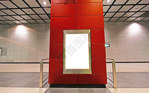 火车站的空广告牌运动建筑物海报火车商业木板日光庇护所运输玻璃图片