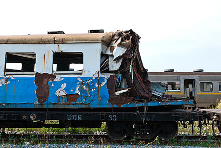 从火车场取来的一列坠毁或损坏的火车残骸窗户船运运动货运金属铁轨机车车轮肋骨送货图片
