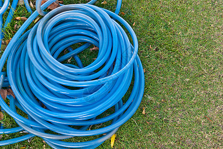 蓝色花园水龙管堆在一起图片